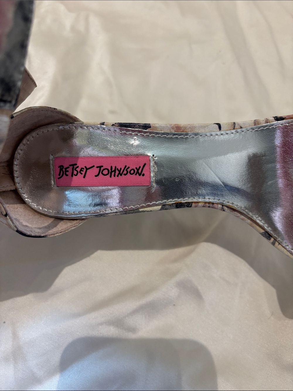 NEW! Betsey Johnson “Friskyy” Heels in Blush Floral - Picture 4 of 7